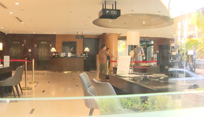 旅客入住台中某酒店開房間門　驚見櫃台人員在內以為自己走錯房間