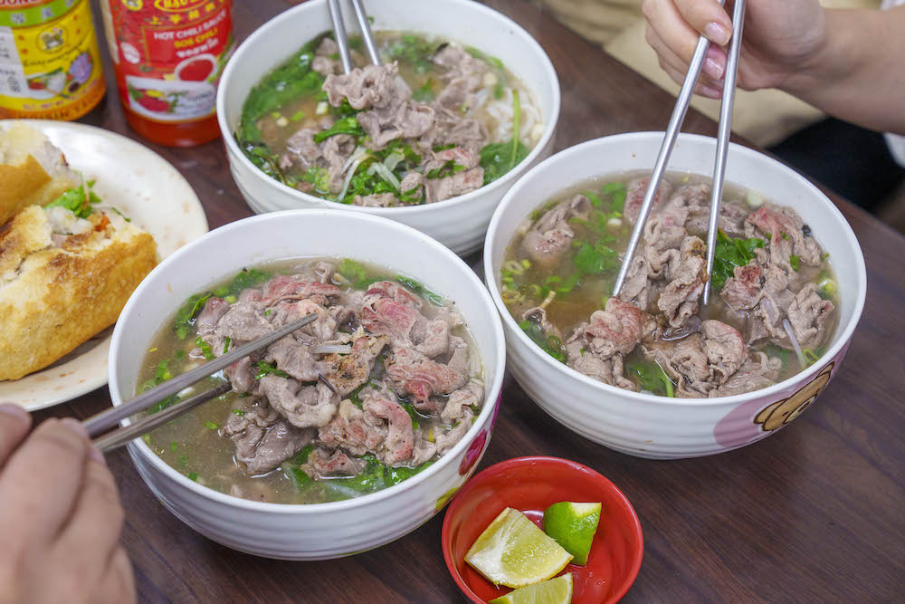 板橋美食 越南 阿準 牛肉河粉 法國麵包 涼拌木瓜｜老闆是越南人，用餐時段的人潮很驚人！