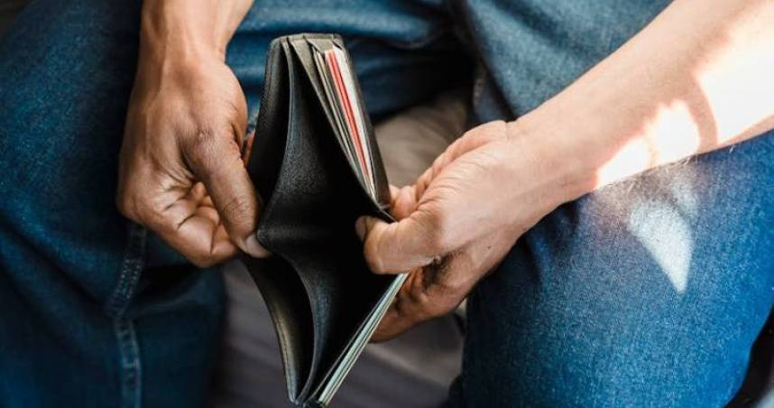 男子路邊撿到1350元以為賺到　打開車門崩潰！17萬現金被偷光