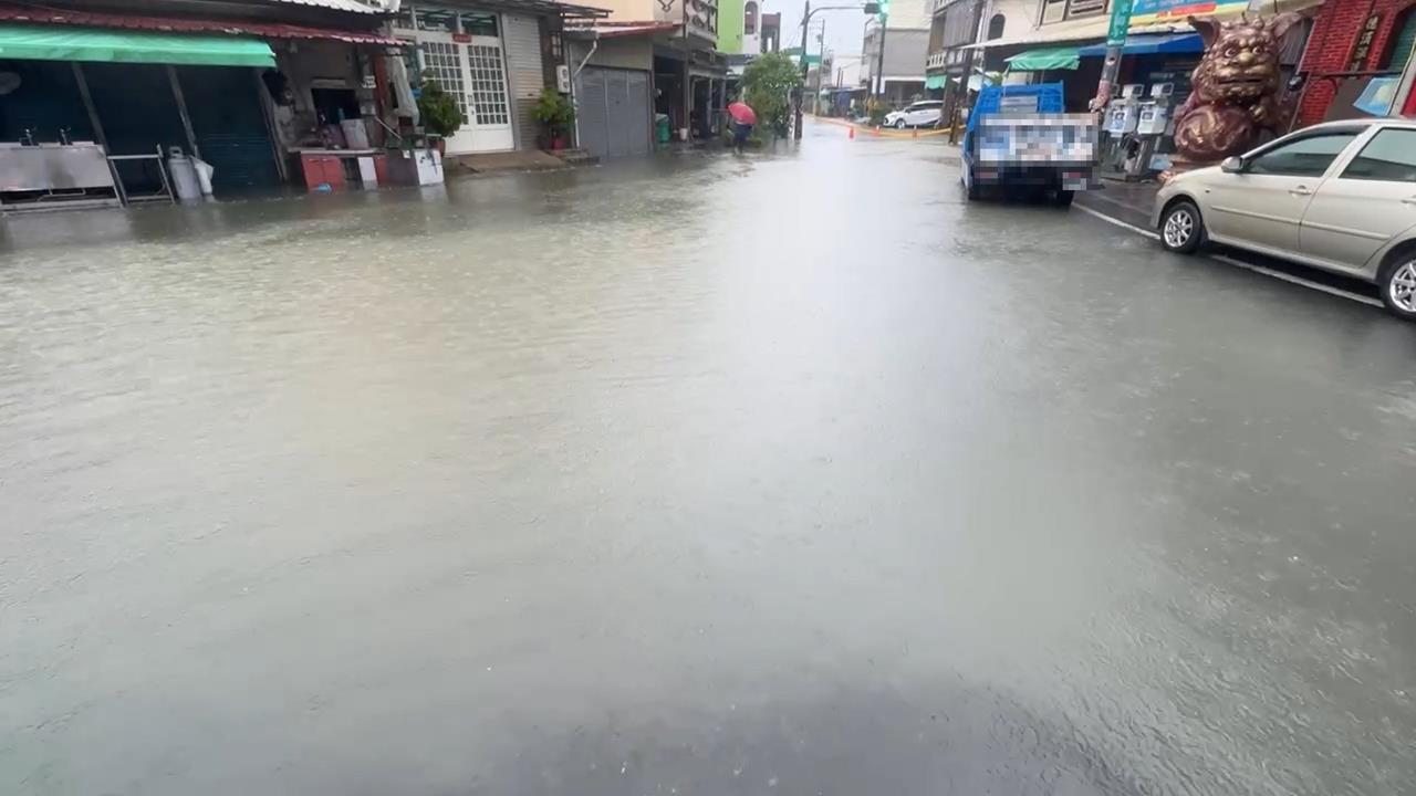 快新聞／屏東一夜變汪洋！積水淹腳踝、道路封閉　暴雨狂灌畫面曝光
