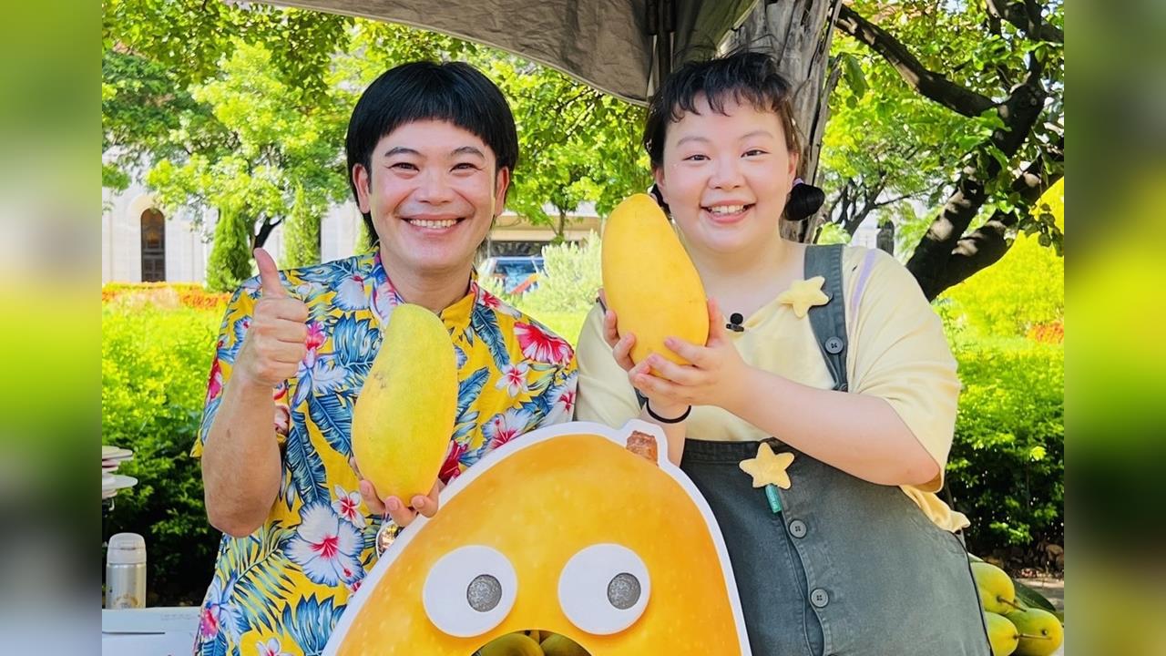 民視《豆腐媽媽》萬珍珍、馬仔空降高雄！直播大秀「不沾手切芒果神技」力挺金煌芒果季