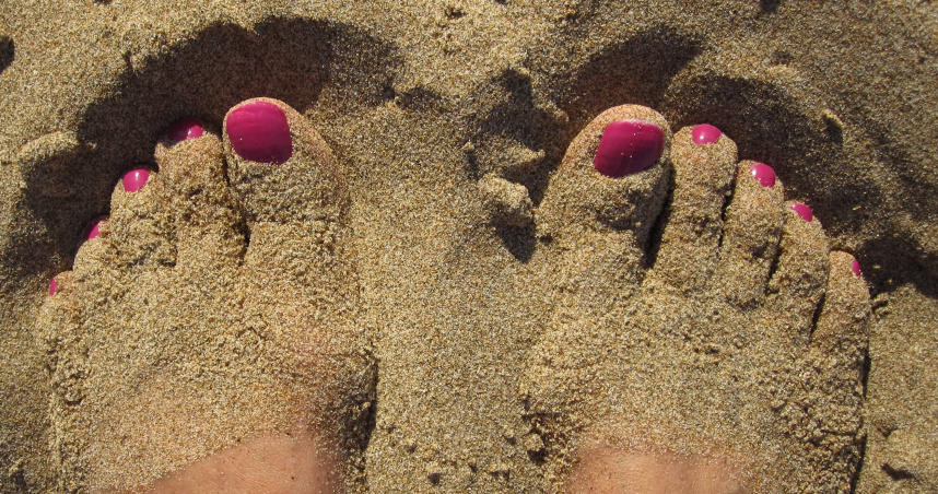 穿襪睡覺出事！女子腳指甲變「千層糕」　層層剝離嚇壞