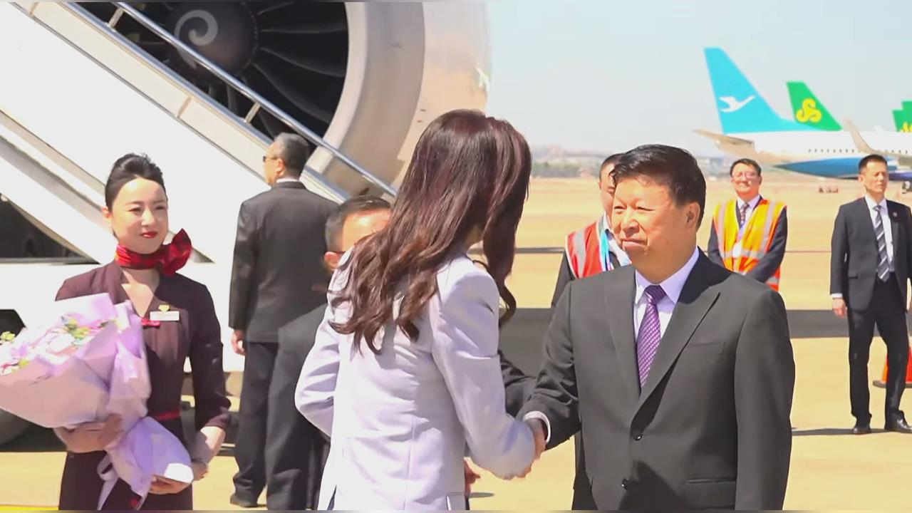 快新聞/鄭麗文抵達上海接受獻花!國台辦主任宋濤親接機 兩人握手畫面曝