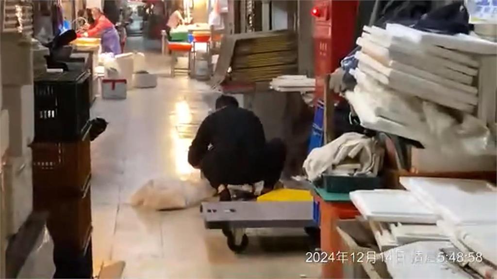 咚咚咚！鄰投訴「敲肉聲」太吵　肉販喊冤：敲開才能賣