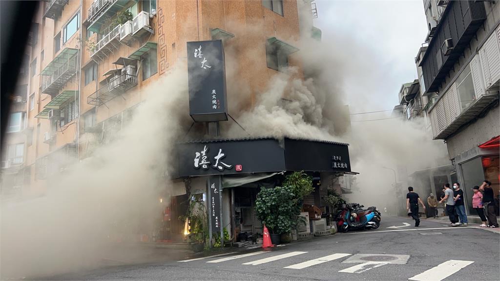 東區知名燒肉店失火！　"瀰漫濃煙"消防緊急疏散24人