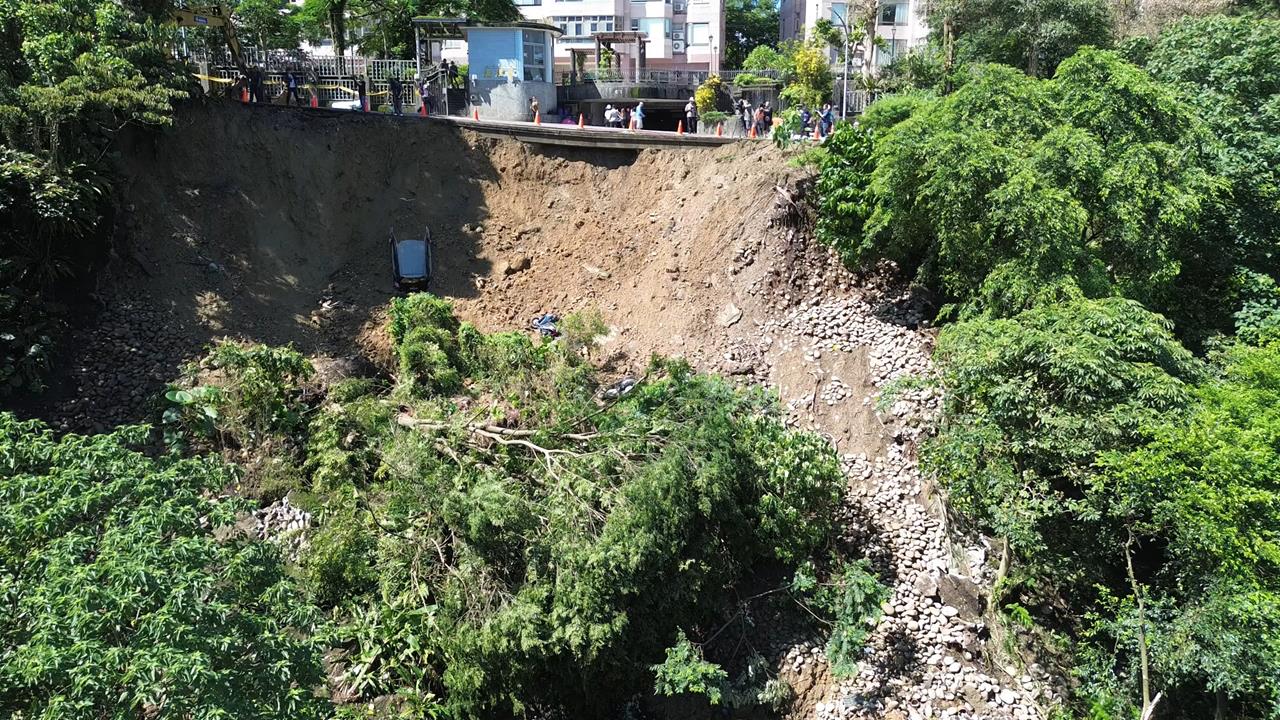 新店社區土石崩急搶修　預計封路五天住戶怨聲載道