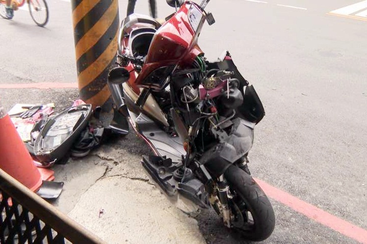 搶快闖黃燈高速衝撞機車 孕婦倒地