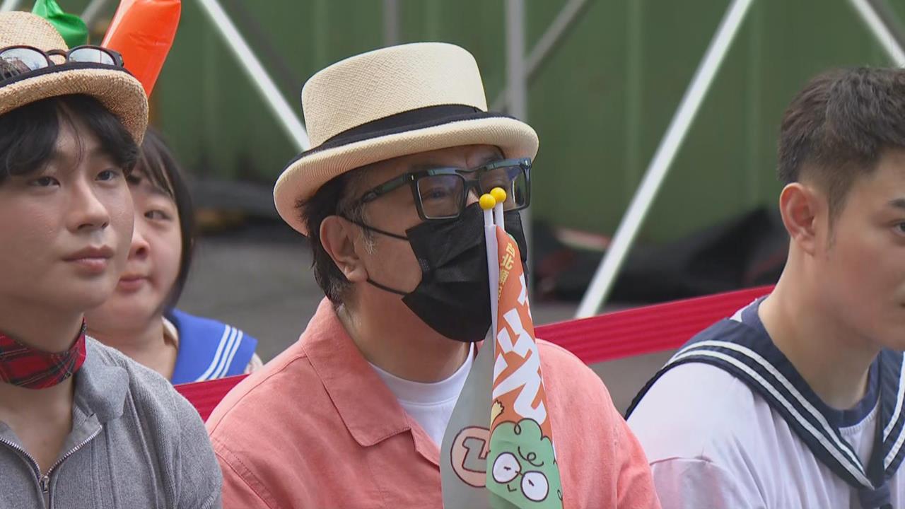 快新聞／名主持人蔡康永也來了！沈伯洋競總成立破3萬人　拿洋流旗幟應援照曝