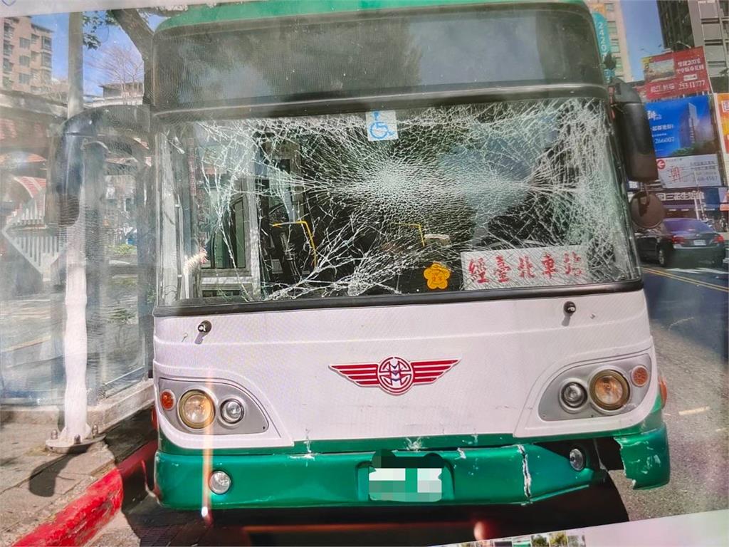 快新聞／台北中午也傳車禍！中山鬧區追撞事故　公車擋風玻璃碎整片