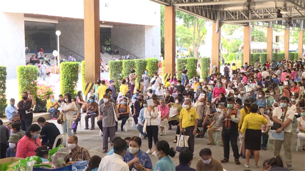 泰國發萬元紓困金 上千民眾湧入財政部廣場