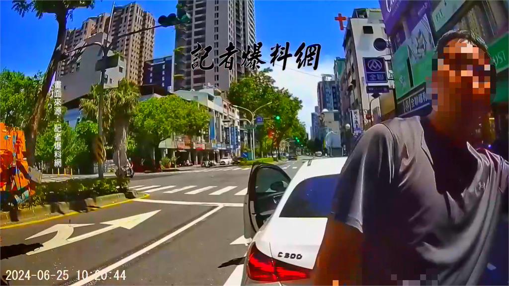 火氣大！轎車擋道遭公車長按喇叭　駕駛怒拍窗理論