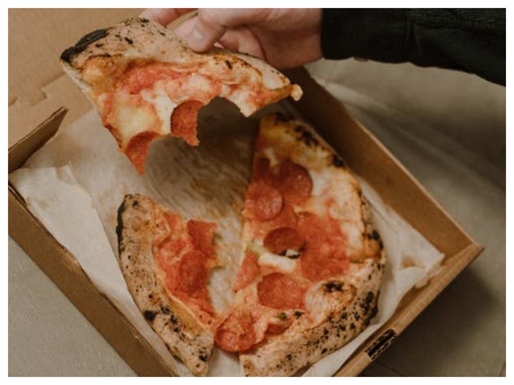 披薩盒子為什麼不做成圓形？知情人秒點出「1原因」有夠聰明！