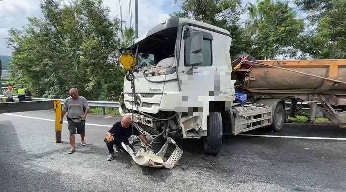 快新聞／國道自撞！砂石車疑打滑撞水泥護欄　車頭、車斗「折甘蔗」畫面曝