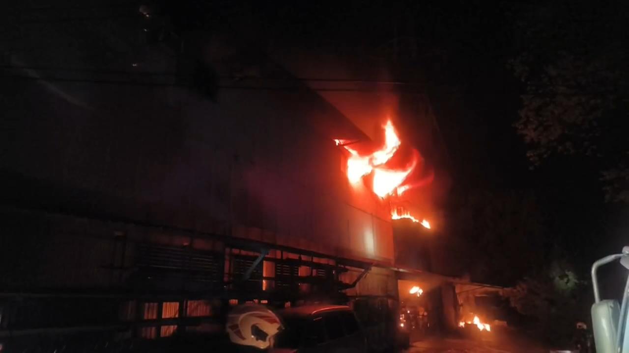 南港鐵皮工廠凌晨大火　夫妻視訊求救仍傳憾事