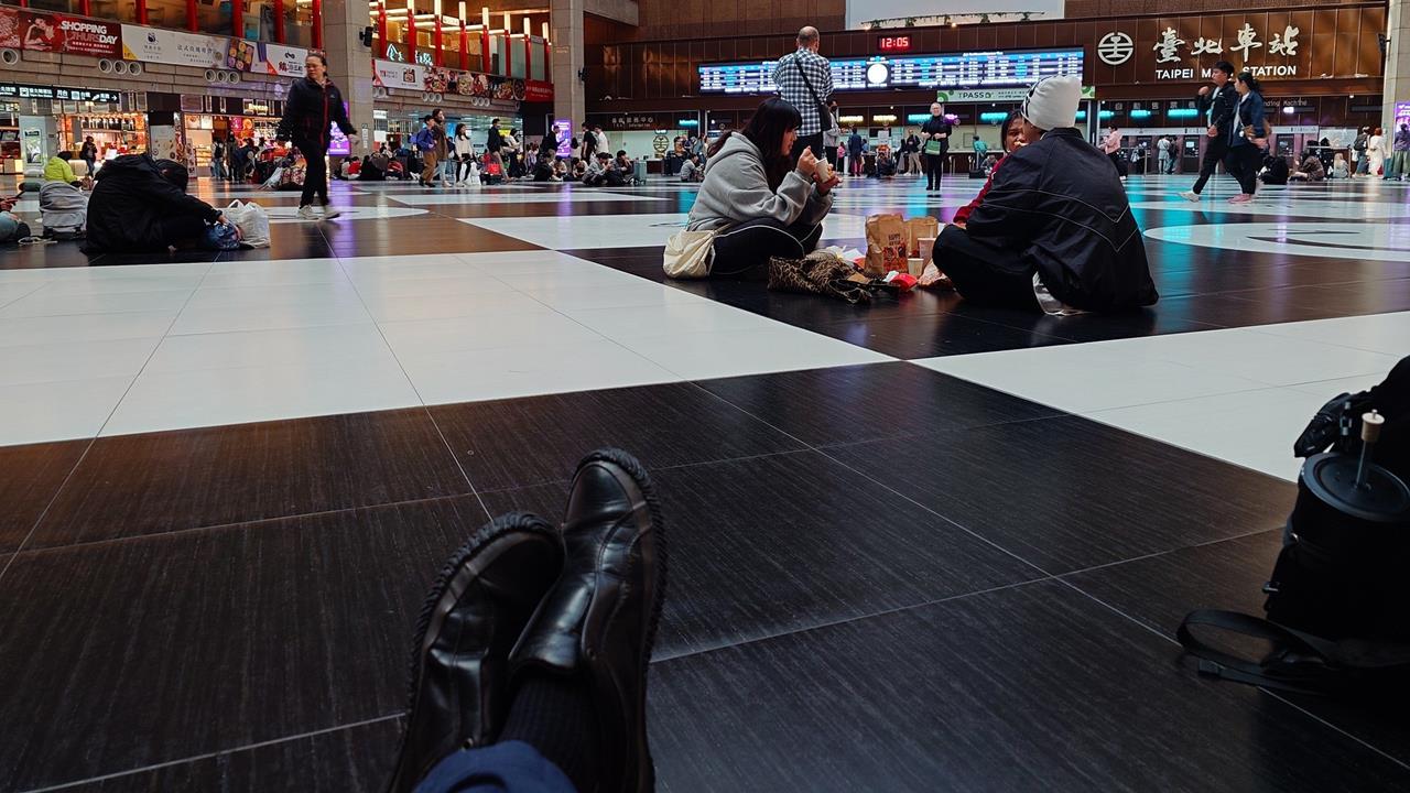 前立委坐北車大廳地板「揭真實感受」！網瘋問「這」買太多嗎？