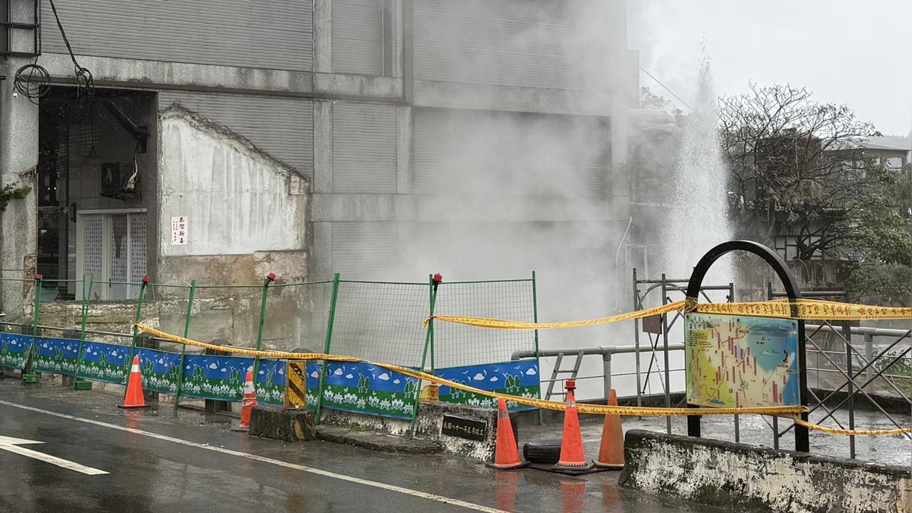 快新聞／壓力太大？萬里北部濱海公路旁「溫泉水狂噴」　現場畫面曝光了