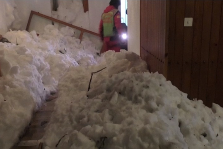 義大利杜林 奧運村雪崩 積雪衝破飯店門窗