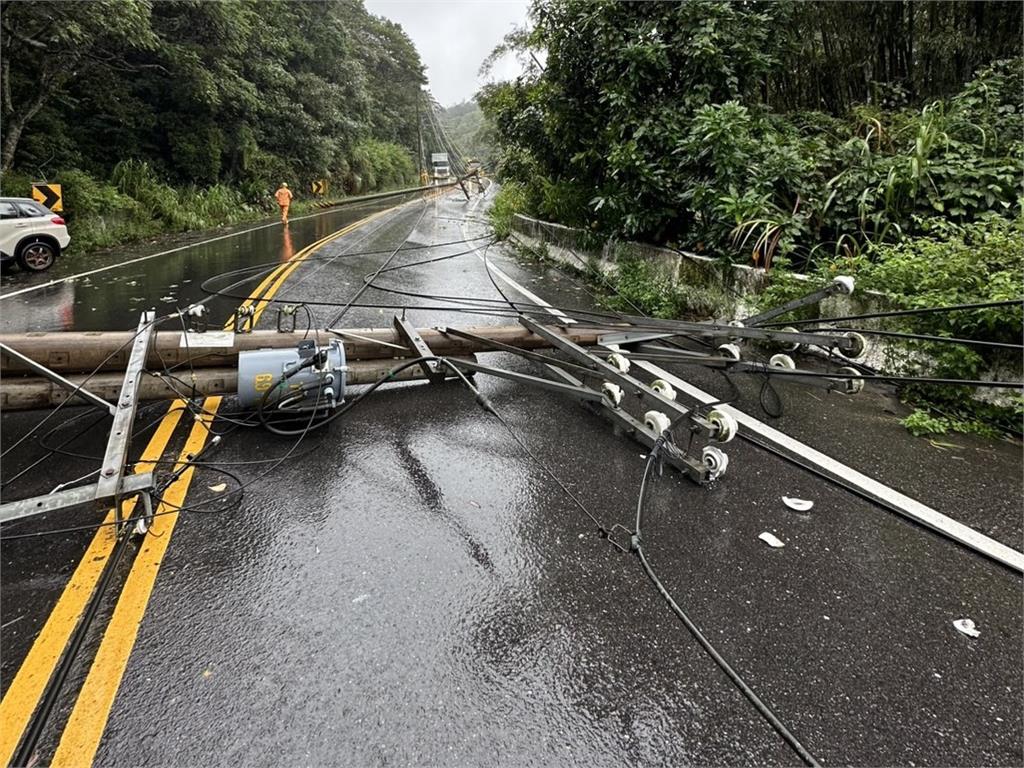 砂石車自撞釀禍！2電桿慘「倒地」楊梅、龍潭830戶受影響