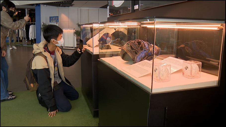 101觀景台 "夢想高飛"特展 展出逾1.8億元棒球珍品 還有絕美楓紅