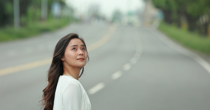 女星闖白沙屯百萬人海「NG 40次」　神明發威一喊台詞「瞬間起風了」