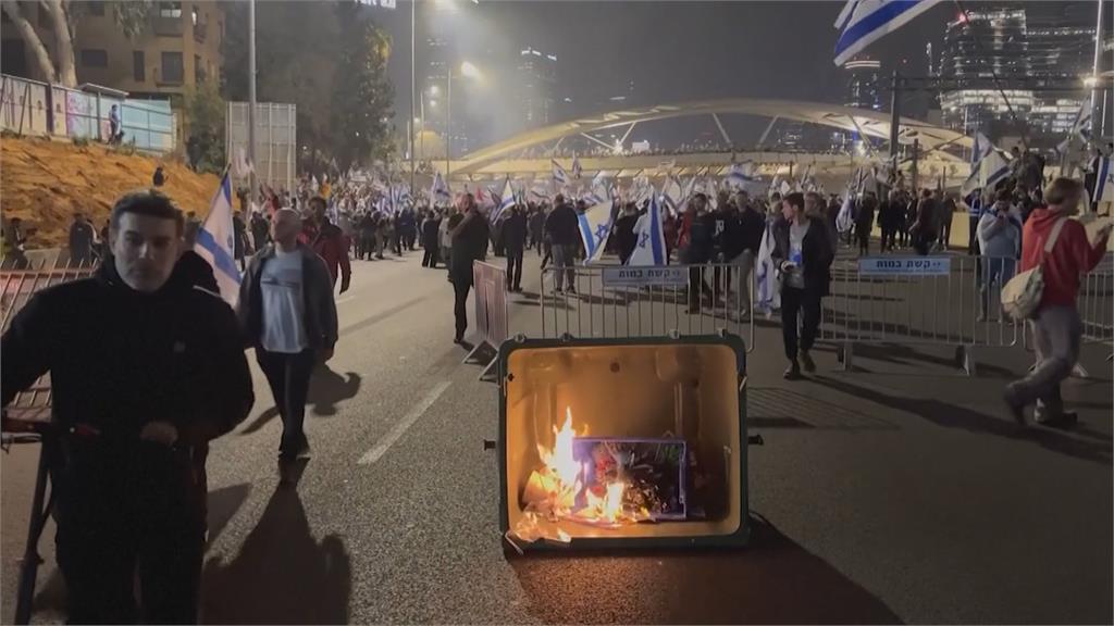 以色列防長籲暫停司改遭解職　民眾封鎖高速公路