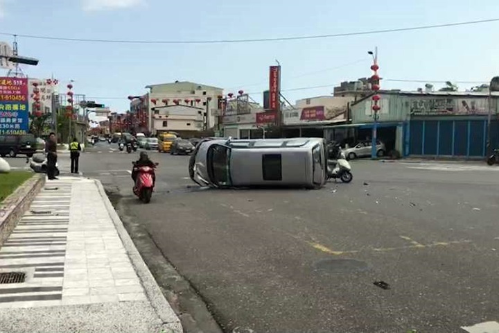 小客車、砂石車擦撞 福大命大兩人皆無傷