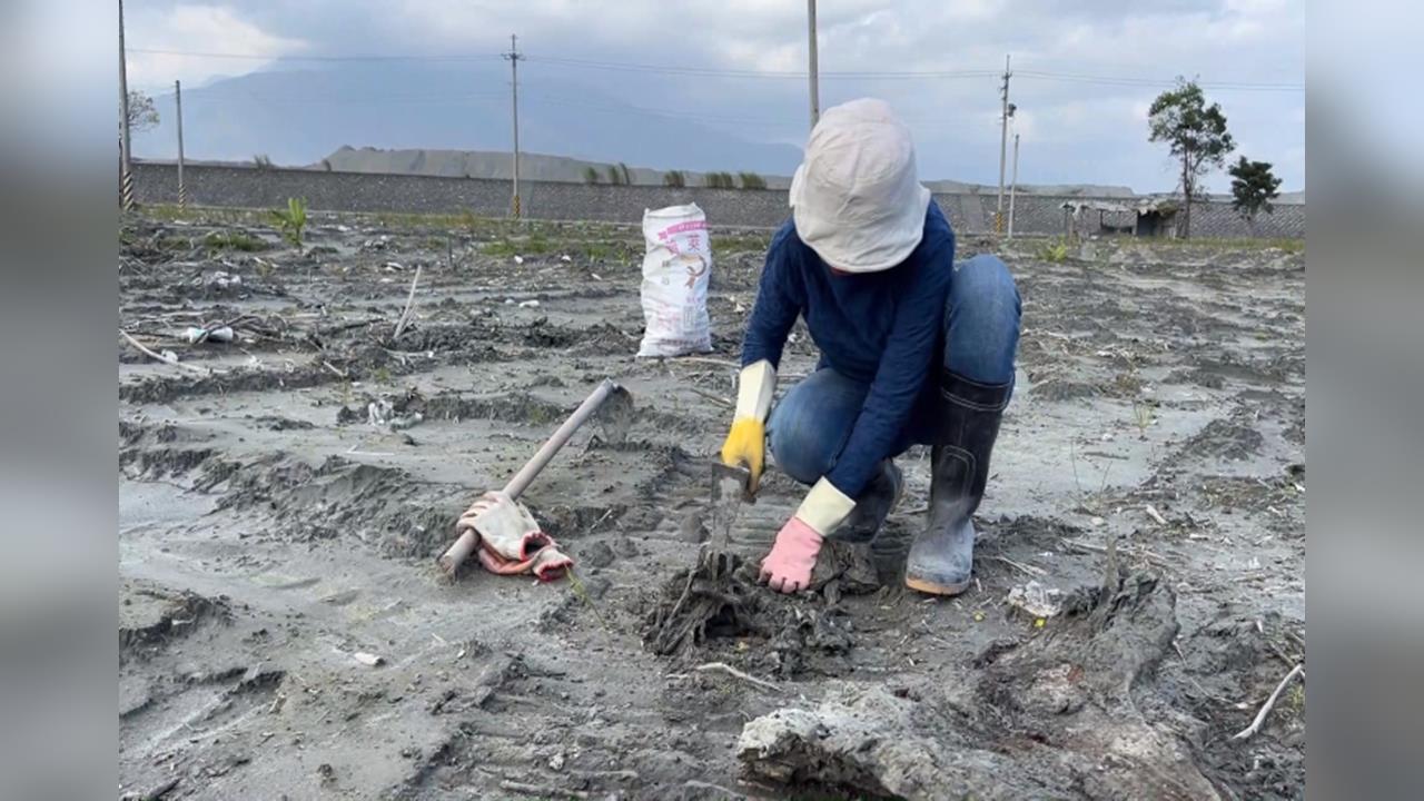 花蓮光復北富村淤泥飄臭! 村民盼大型機具進駐開挖
