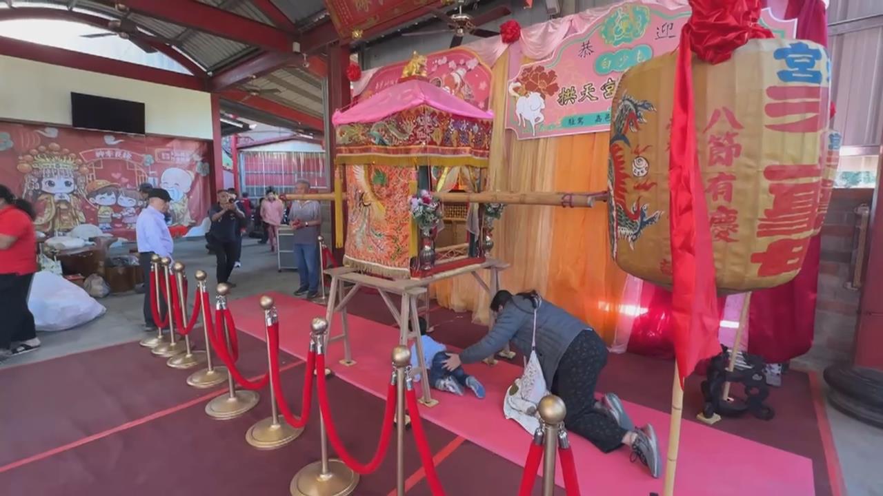 東石港口宮擲筊送黃金媽祖　粉紅超跑駐駕大福興宮