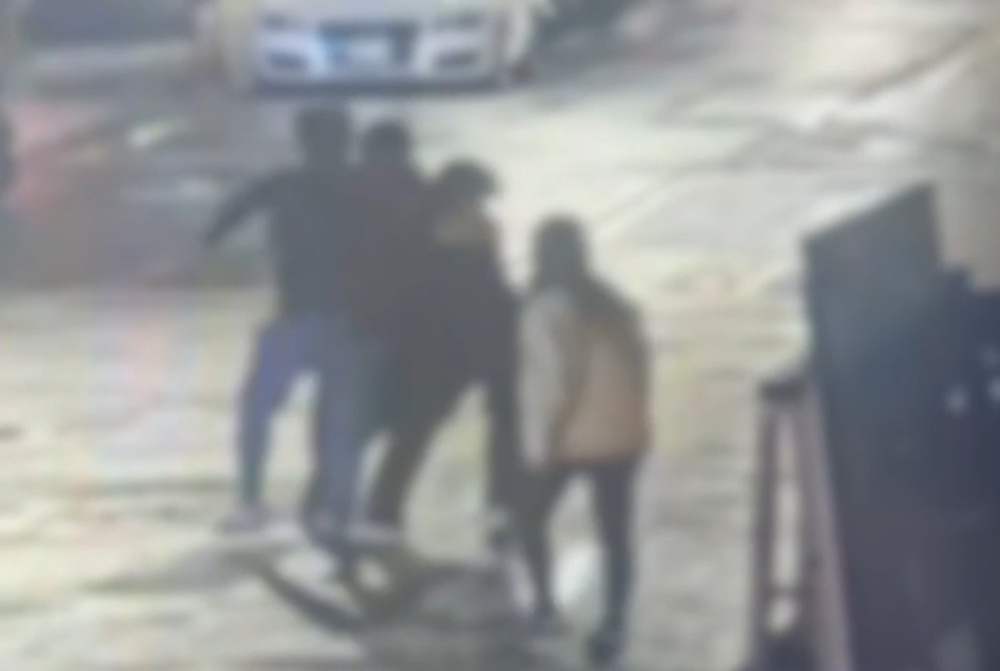 網路留負評　飲料店老闆娘街頭偶遇一星男涉撂人圍毆