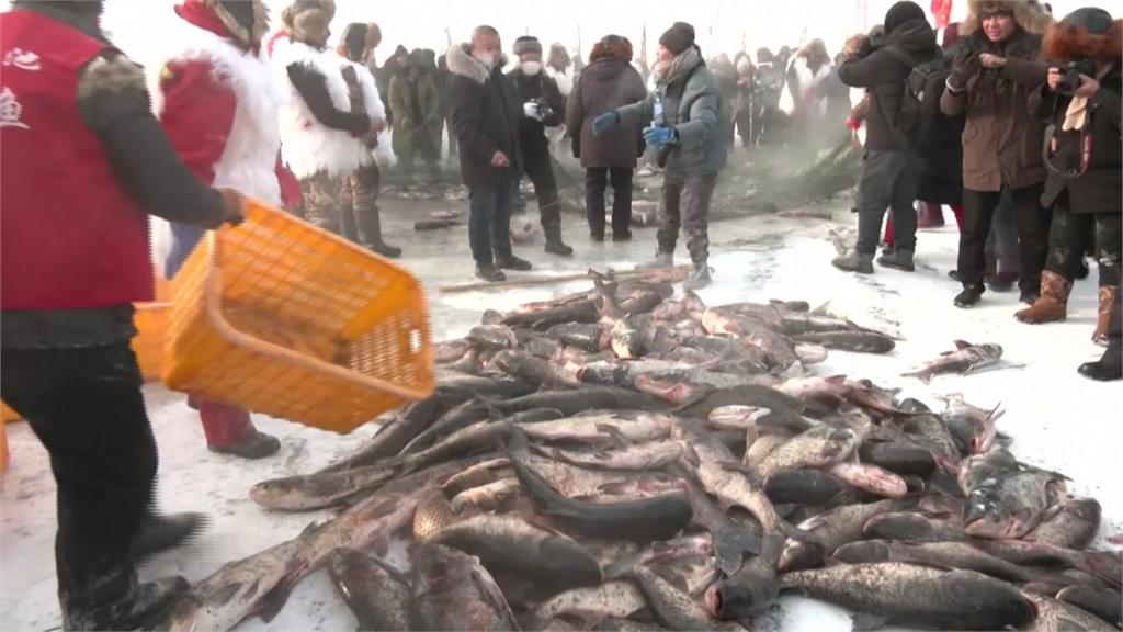 黑龍江冰上捕魚節 吸引上千遊客造訪