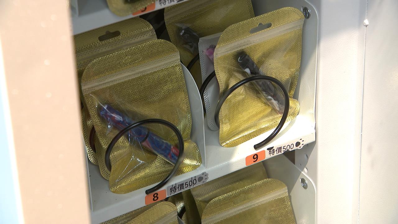 國小附近販賣機賣"抽菸濾嘴"惹議 警:占用道路限期改善
