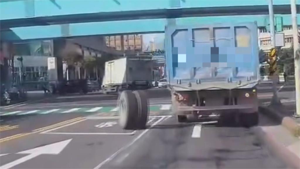 曳引車轉彎「車輪脫落」！　直衝機車待轉區2騎士遭直擊