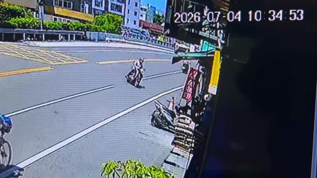 屏東騎士疑精神不濟　跨車道猛力自撞路燈再撞機車