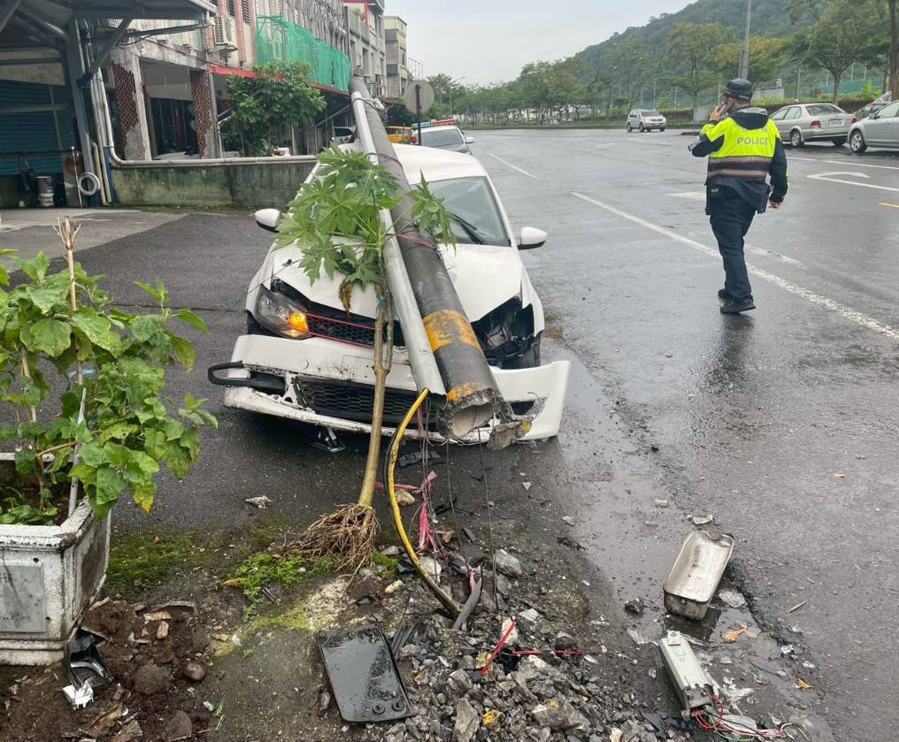 快新聞／疑似疲勞駕駛！宜蘭女駕駛自撞　電桿倒下砸車頭
