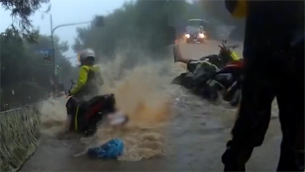 騎士颱風天上武嶺　「慘被泥水沖倒」網傻眼：水上摩托車？
