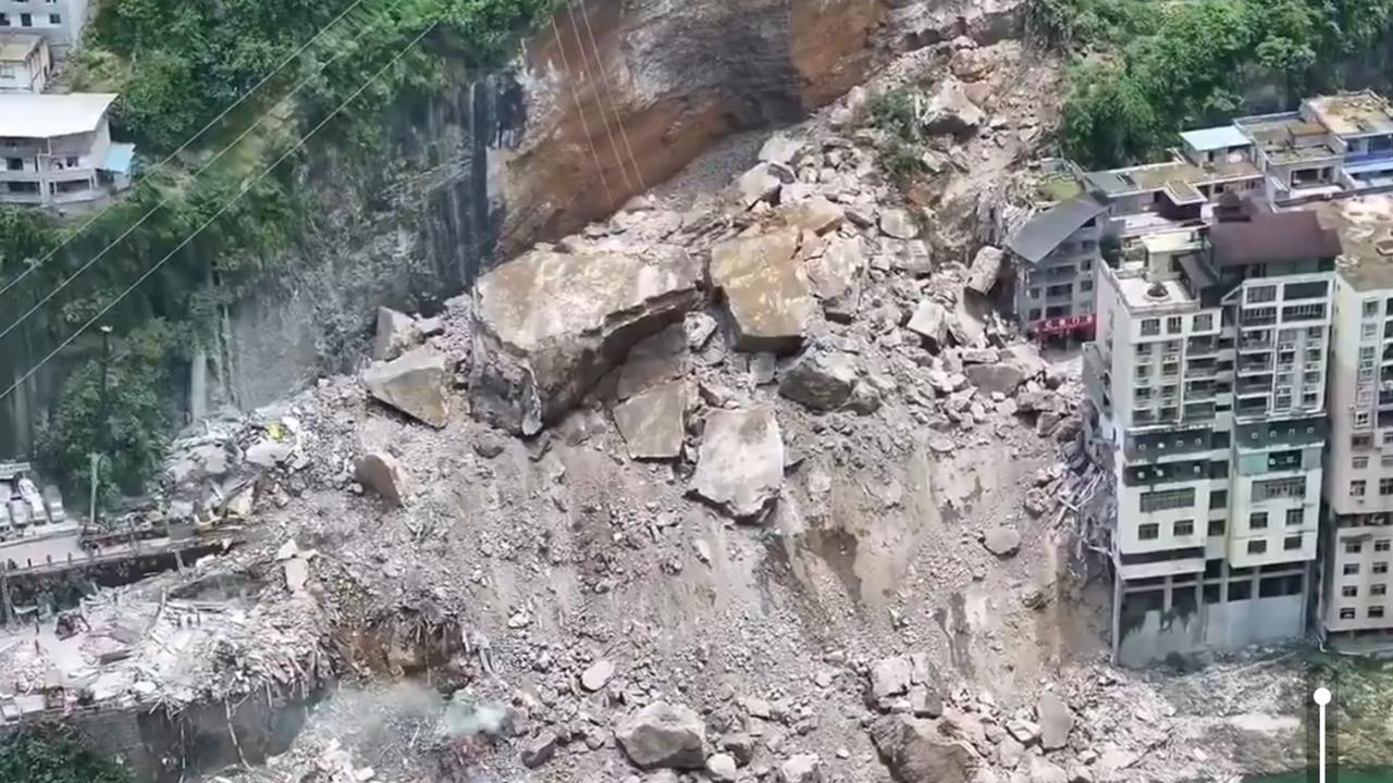 中國重慶「整片山壁崩塌」釀8死！巨石衝撞街區「居民瘋狂逃竄」驚悚畫面曝光