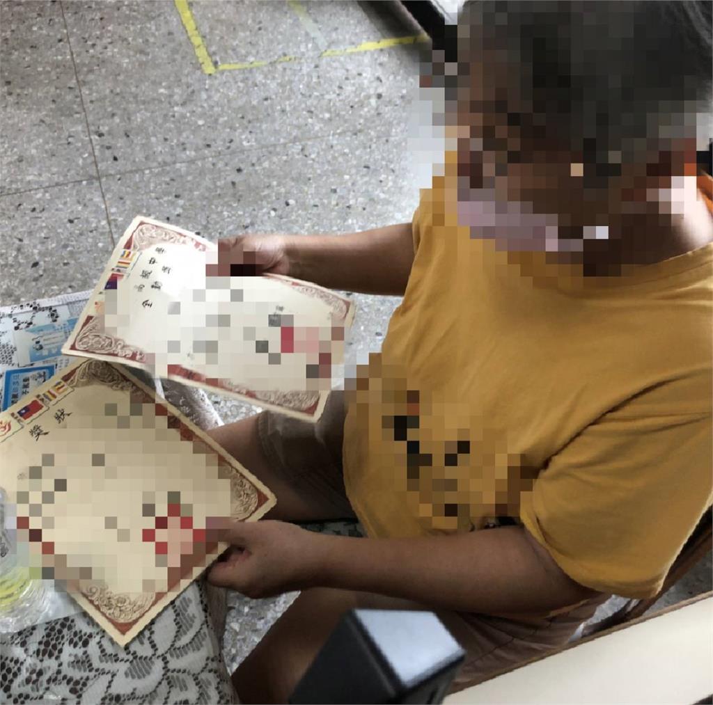 台中70歲嬤「捧獎狀」闖校尋孫急喊找不到人！鼻酸真相曝光了