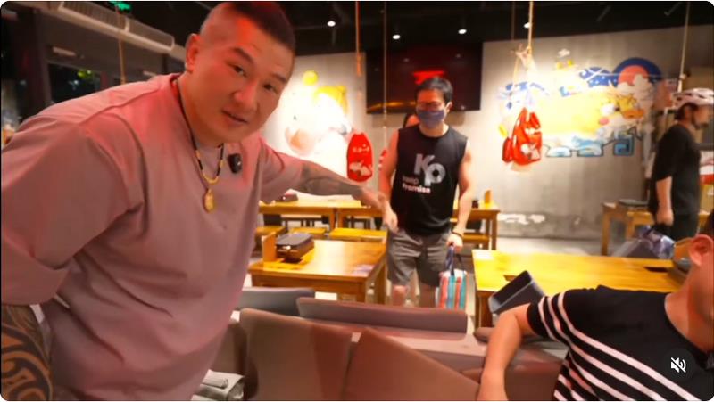 向前行(影)／擺拍？館長直播驚見中國粉絲穿「KP衣」 藍議員：只是類似款！