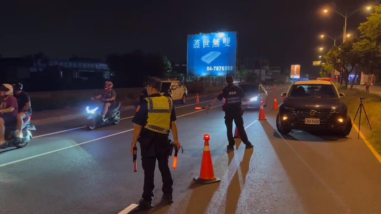街頭上演警匪片！通緝犯棄車逃逸　跑給警察追險釀撞