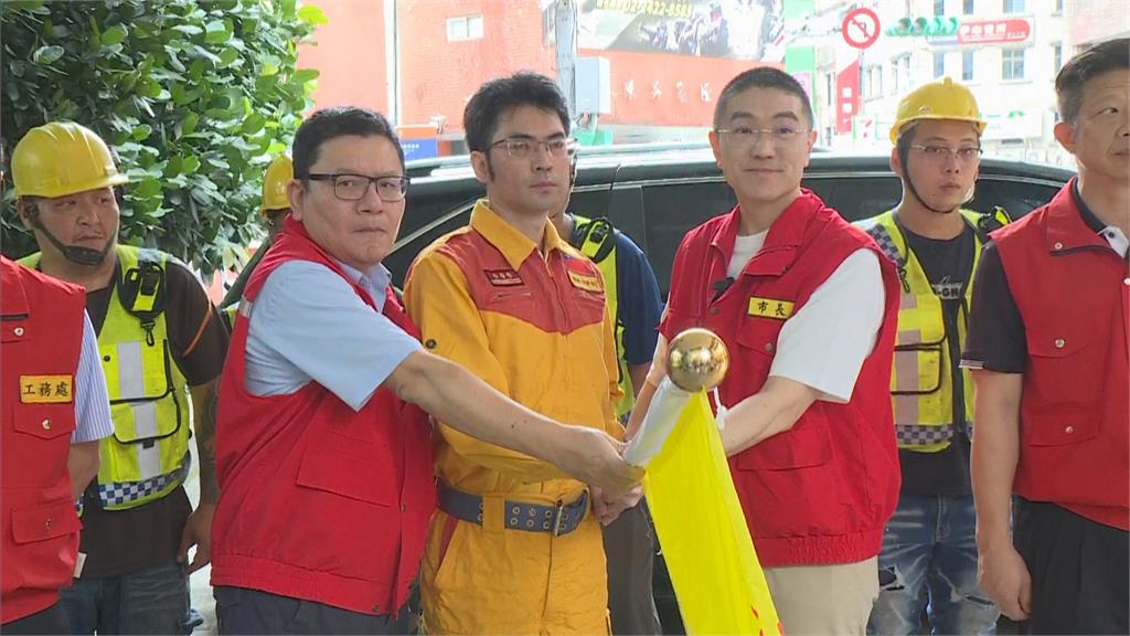 快新聞/丹娜絲颱風重創嘉義!基隆市啟動馳援 謝國樑授旗送救援隊出發