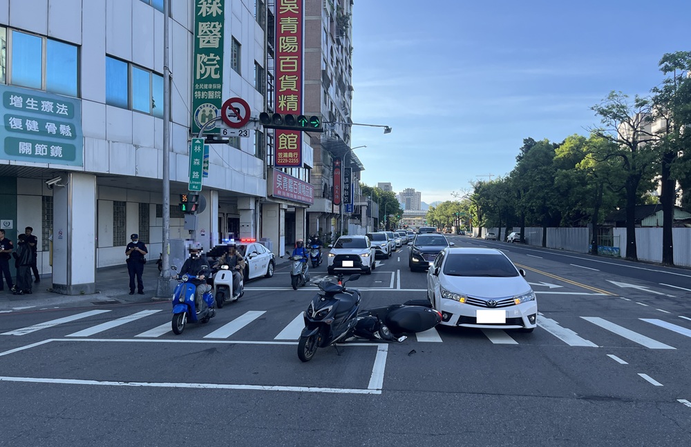 禮讓救護車　1轎車1機車疑被追撞警籲注意車前狀況