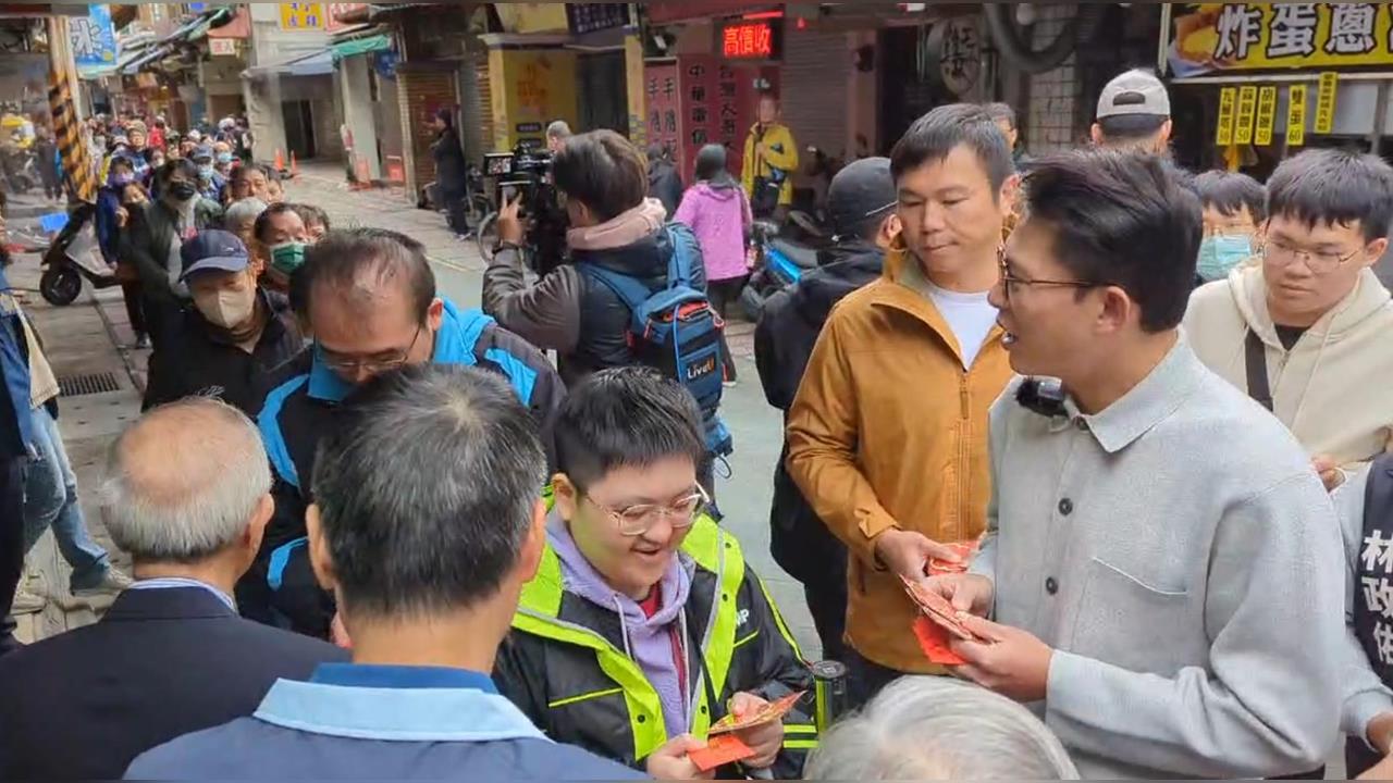 快新聞/接二連三!黃國昌初一到新莊發紅包 遭民眾開嗆「美國人爸爸」