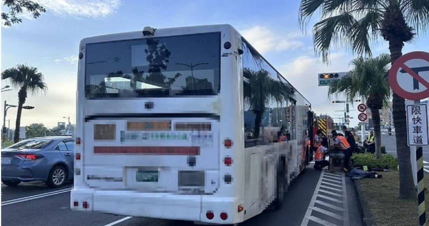高雄公車清晨停路口　56歲司機「駕駛座上昏迷」！送醫後宣告不治