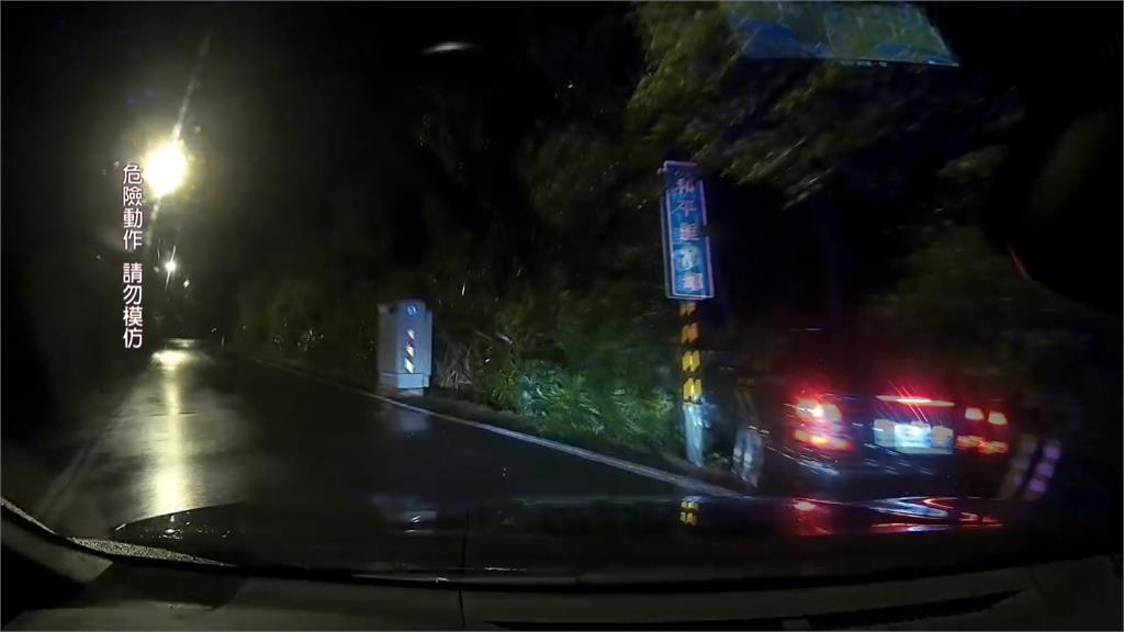開車沒打方向燈被警方盯上　通緝犯一路違規「打滑撞樹叢」　狼狽被逮