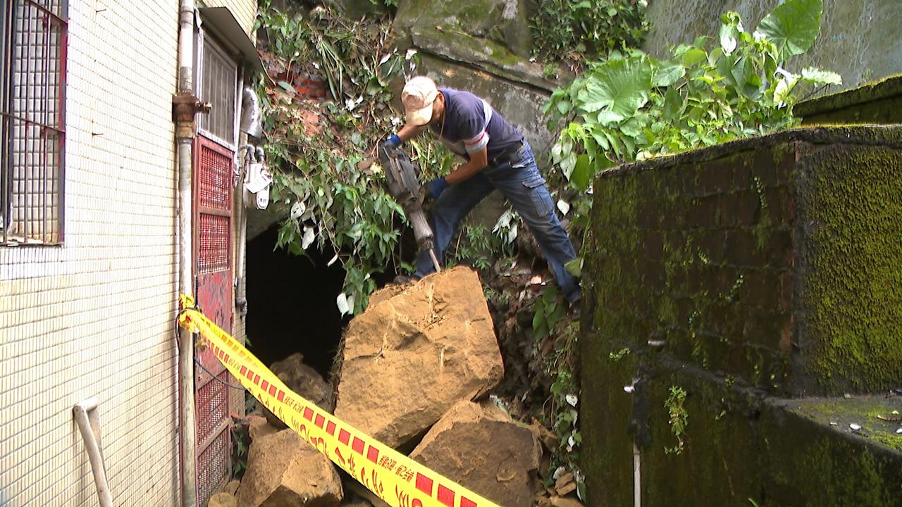大雨沖刷土石鬆動! 基隆民宅遭巨石砸破 幸結構未受損