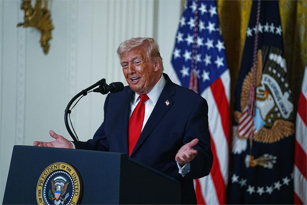 川普稱剷除伊朗神權統治是「莫大的榮幸」　認為穆吉塔巴仍存活但「受損傷」