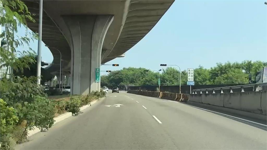 離譜父親最壞身教！　疑不滿被超車載女兒競速