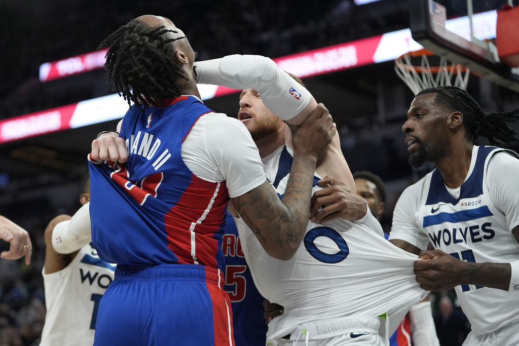 NBA(影)／活塞灰狼大亂鬥！　兩隊共5位球員2位教練遭驅逐出場
