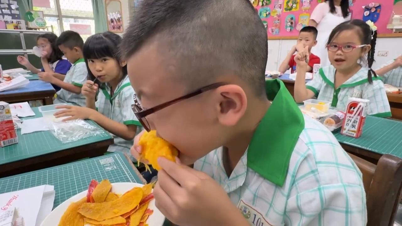 台南營養午餐加菜！　學生爽嗑「愛文芒果」　「一人一顆」成功推動食農教育