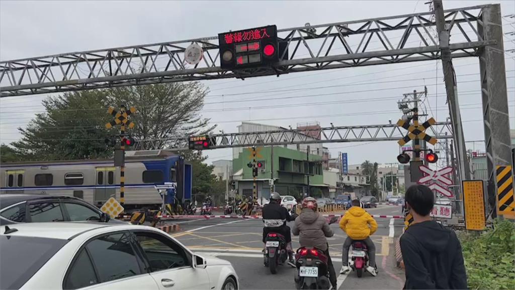 趕時間拿命開玩笑? 騎士猛催油門撞平交道柵欄 畫面曝